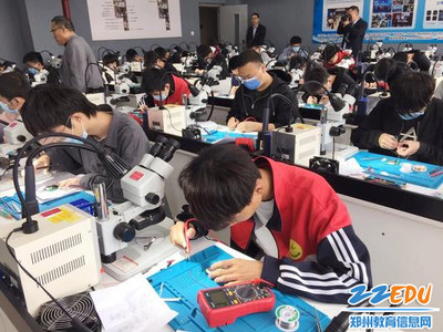 郑州职业学校技能竞赛“秀”出电子产品销售新花样